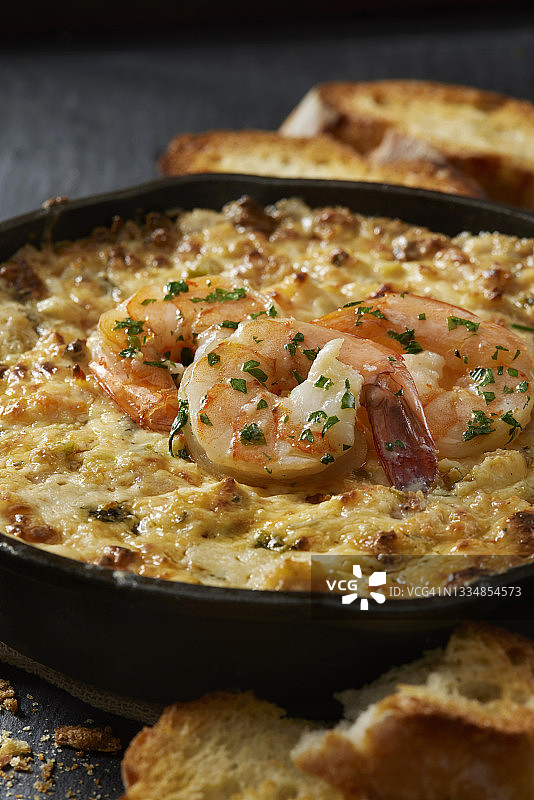 烤虾蘸面包丁图片素材