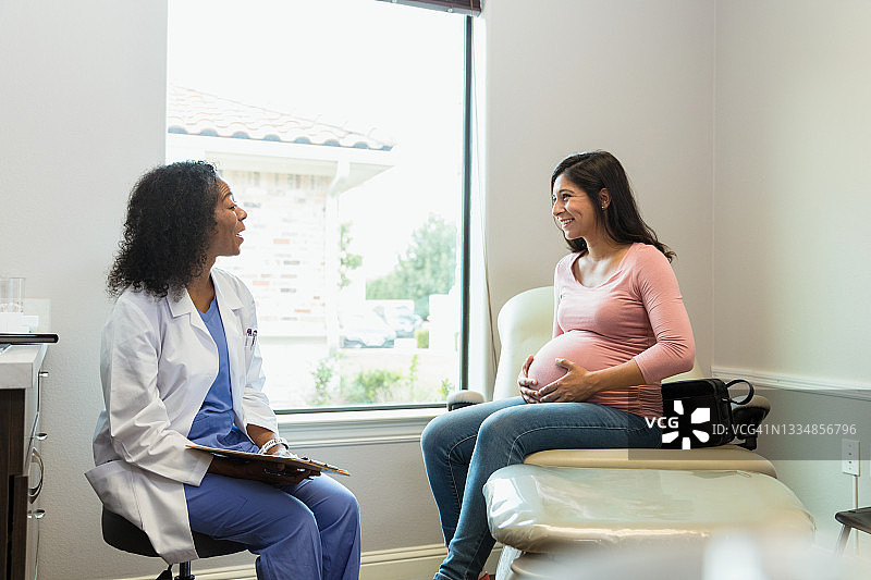 女产科医生在预约期间为孕妇提供咨询图片素材