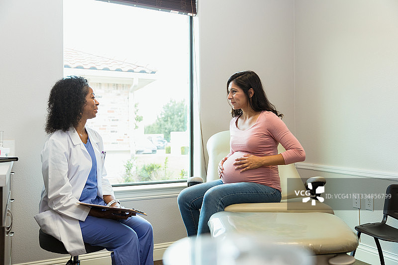 中年孕妇看妇产科医生图片素材
