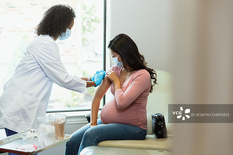 孕妇在医生办公室接种疫苗图片素材