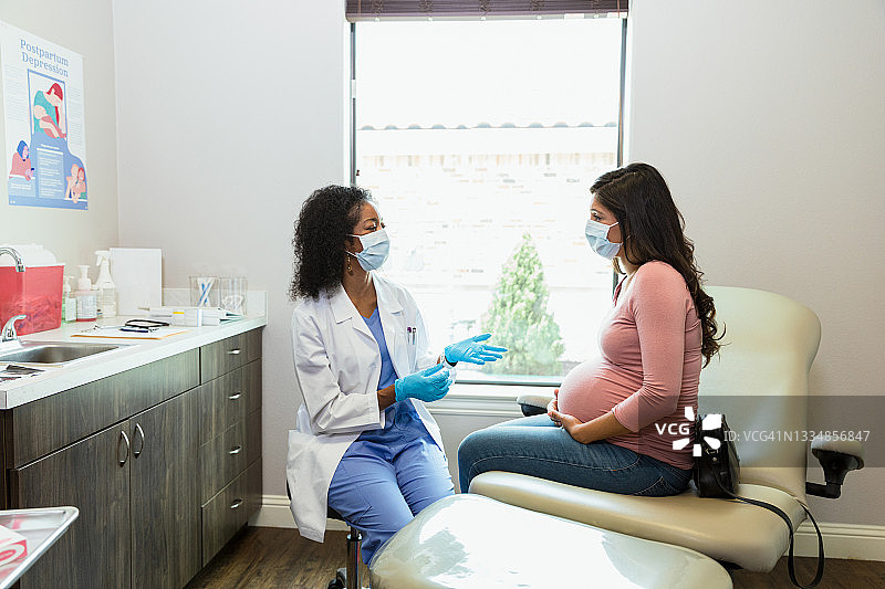 疫情期间，医生在预约就诊时与患者交谈图片素材