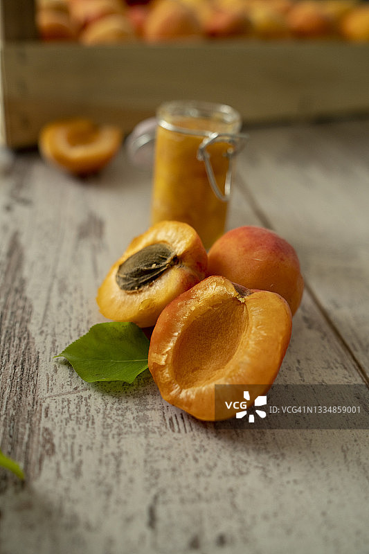 玻璃罐里的自制杏子酱图片素材