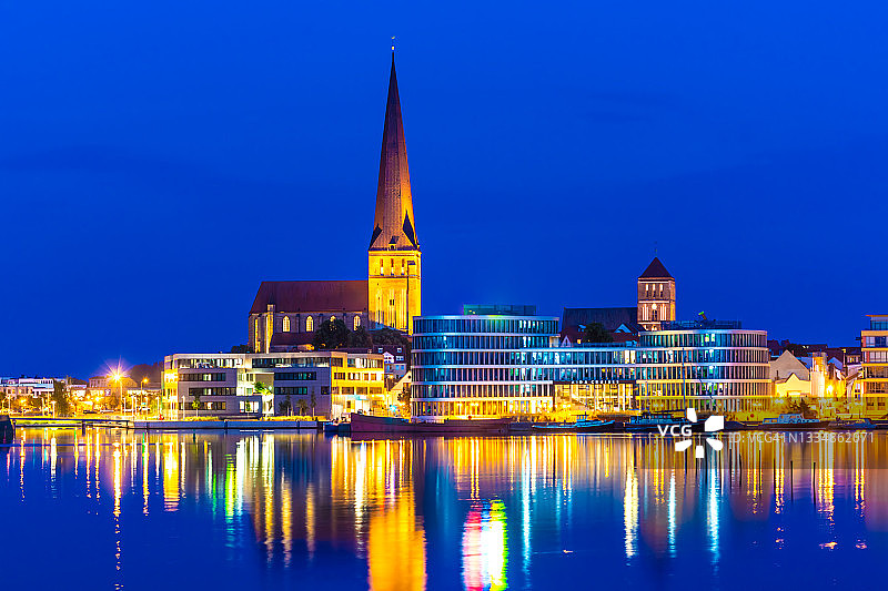 日落时分的罗斯托克城市天际线图片素材