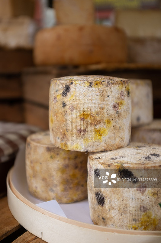 奥维尼翁市场的陈年奶酪图片素材