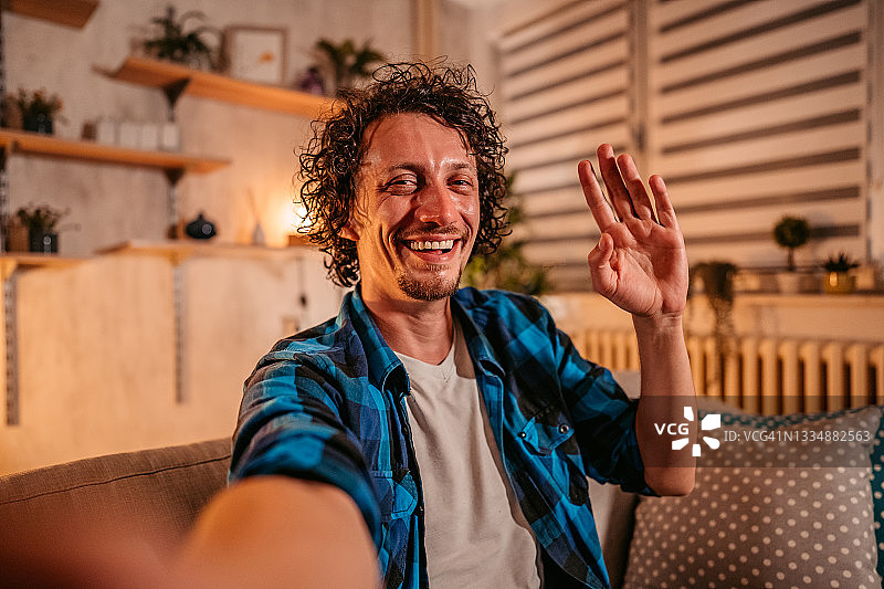 男子用智能手机与朋友进行视频通话图片素材