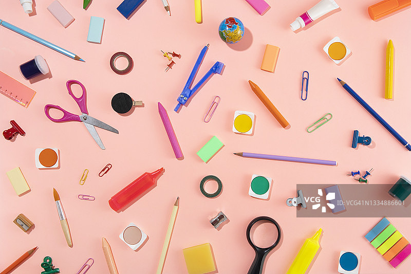 粉色背景上的学校用品图片素材