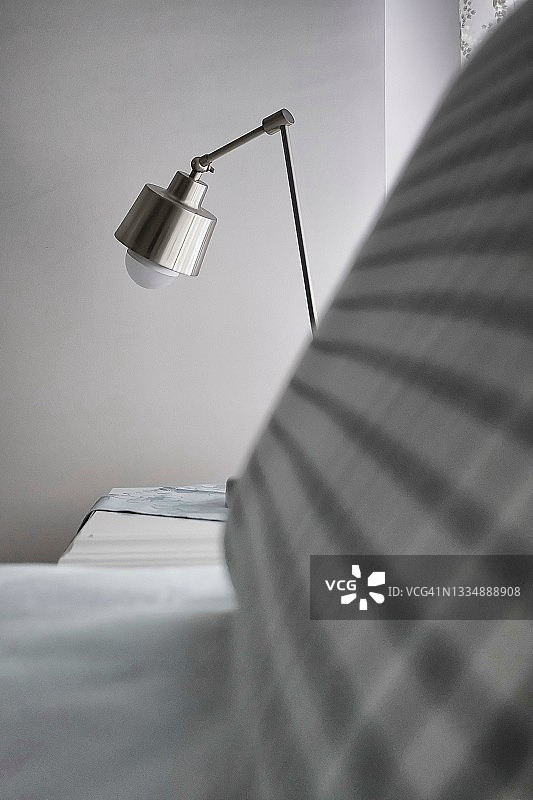 床边的阅读灯图片素材