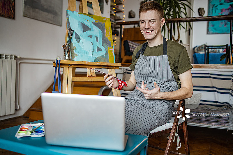 通过视频通话展示新作品的年轻艺术家图片素材