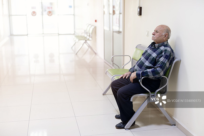 坐在候诊室里的病人图片素材