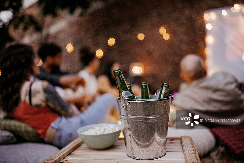 冰桶中的啤酒瓶图片素材