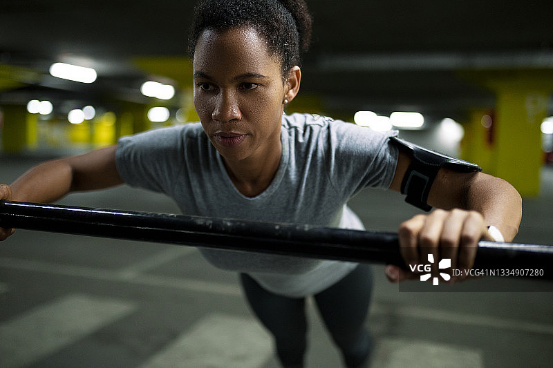 年轻的非洲裔美国籍女子在傍晚锻炼时做俯卧撑图片素材