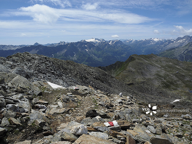 通往戈特哈德山口附近朱宾山的岩石上的红白步道标记图片素材
