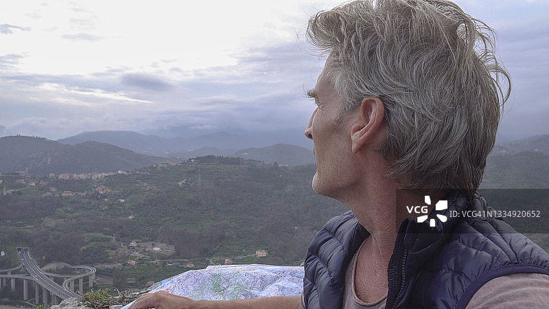 徒步旅行者在山脊上放松的侧面像图片素材