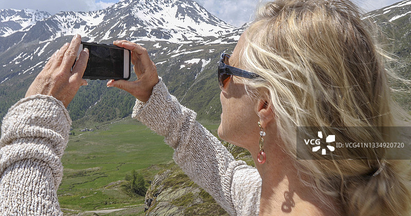 女子拍摄欧洲阿尔卑斯山图片素材
