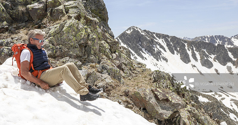 徒步者在欧洲阿尔卑斯山滑下雪坡图片素材