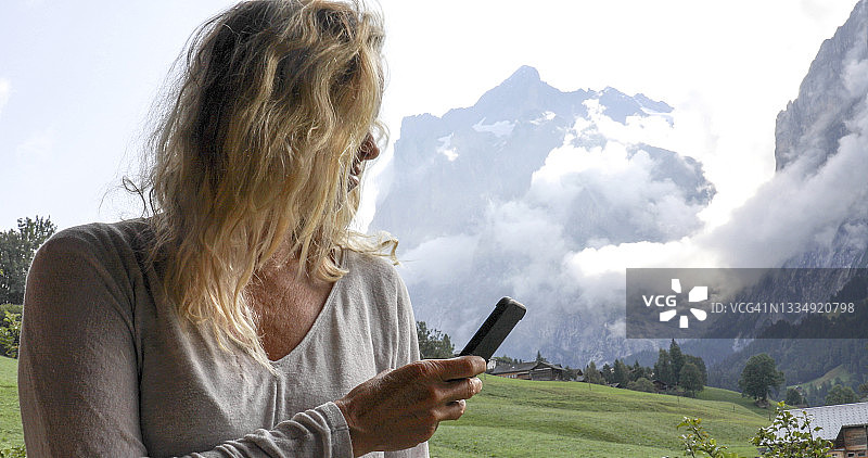 清晨，女子正在看手机图片素材