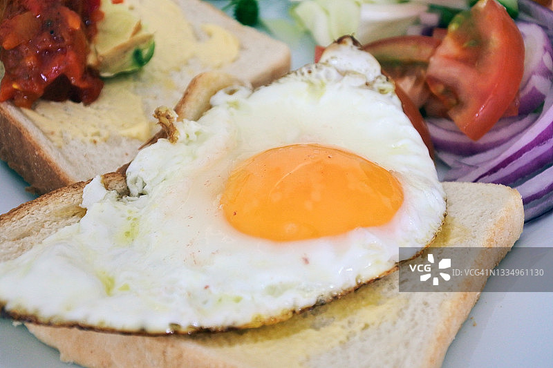 吐司上的阳光煎蛋，搭配新鲜蔬菜图片素材