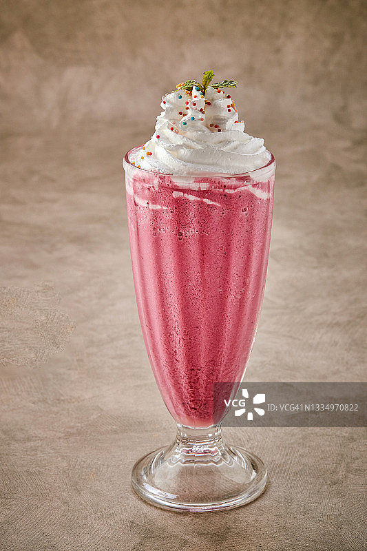 粉色蓝莓混合搅打奶油图片素材