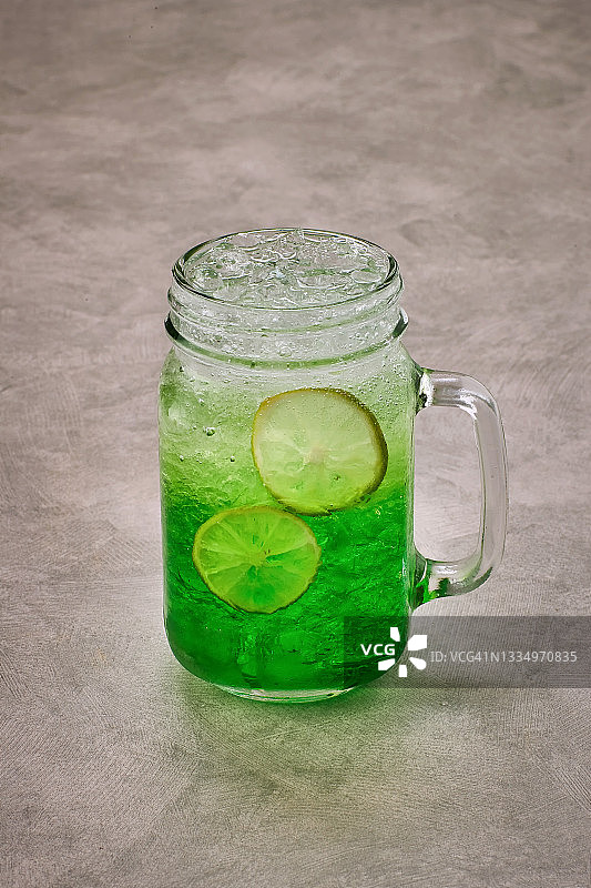 装在冰镇玻璃杯中的柠檬鸡尾酒奶油苏打图片素材