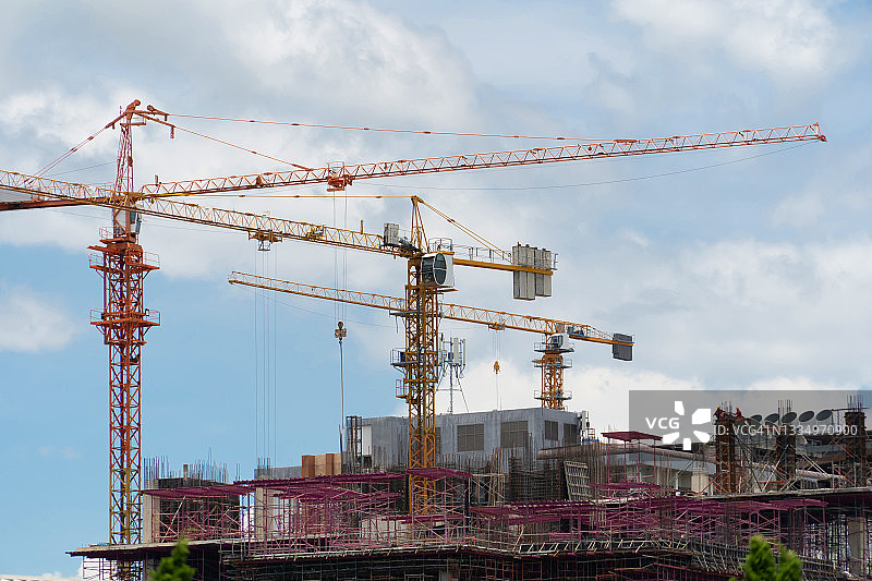 起重机在建筑施工中搬运材料图片素材