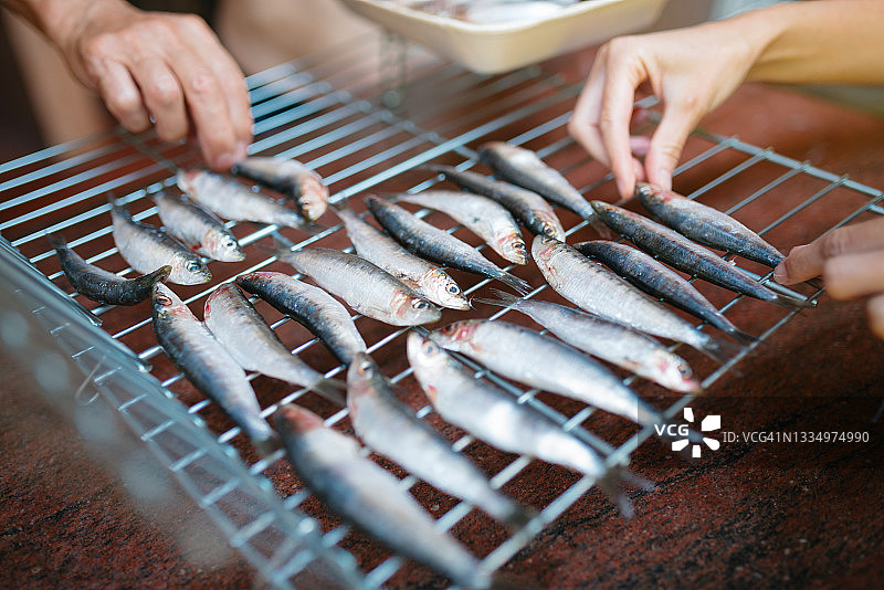 烤架上制作沙丁鱼的特写，健康食品概念图片素材