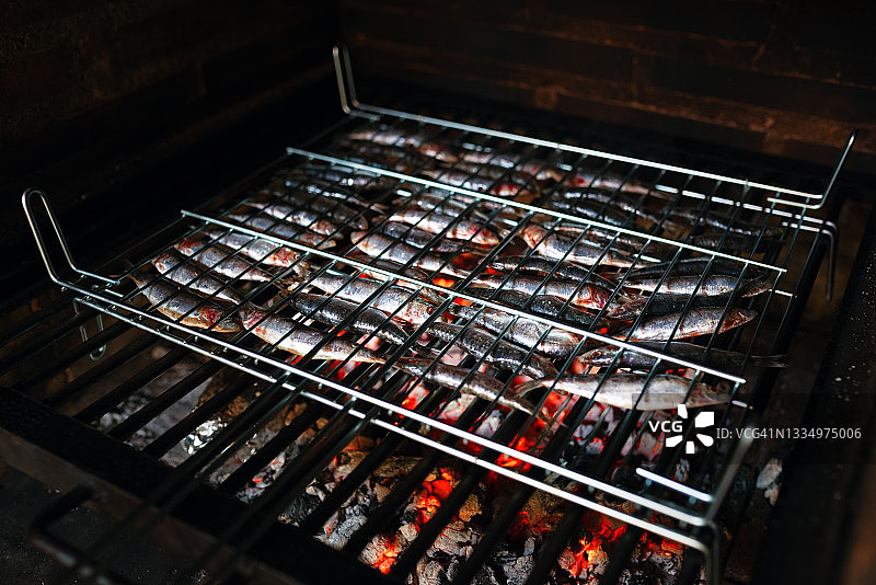 烧烤沙丁鱼特写：健康食品概念图片素材