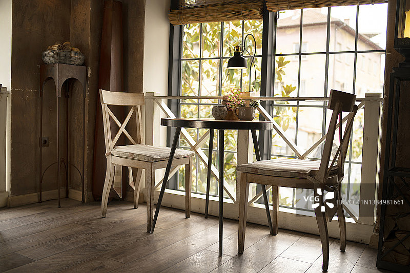 疫情期间空荡荡的餐厅内部图片素材