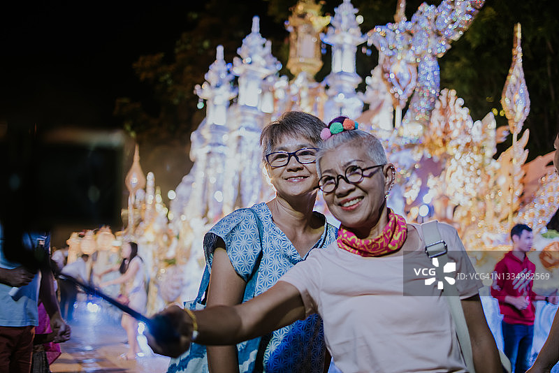 退休生活：与朋友在夜间传统节日自拍图片素材