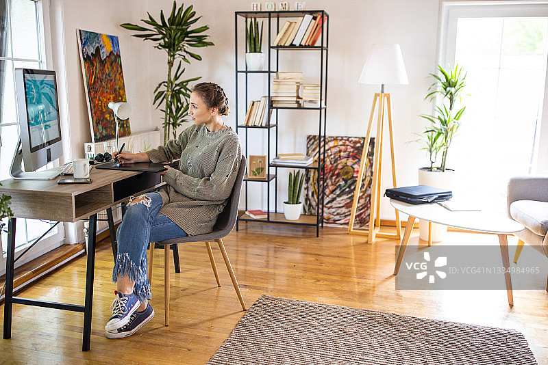 在家办公的平面设计师图片素材