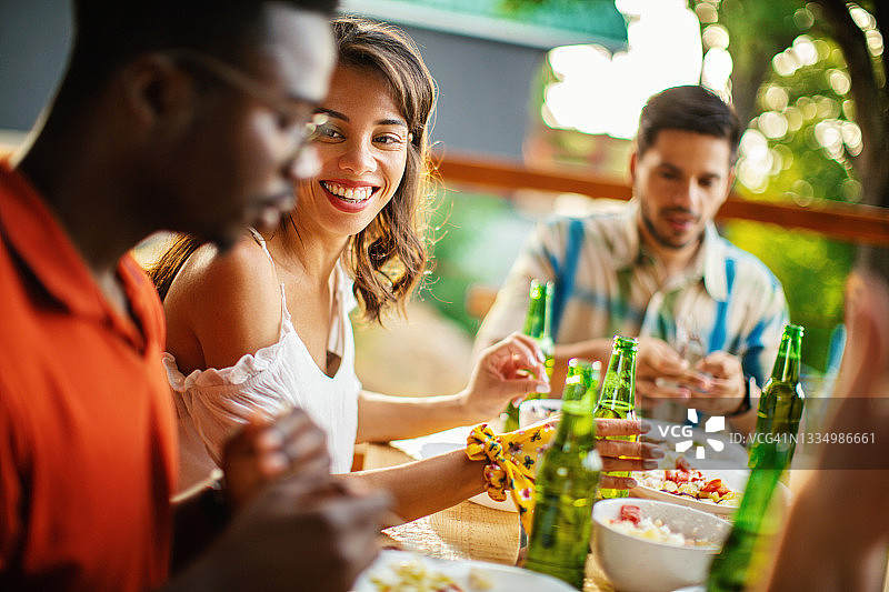 朋友们在午餐时愉快交谈图片素材