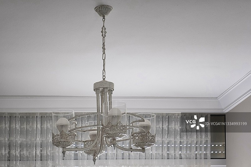 避暑别墅里的木制吊灯图片素材