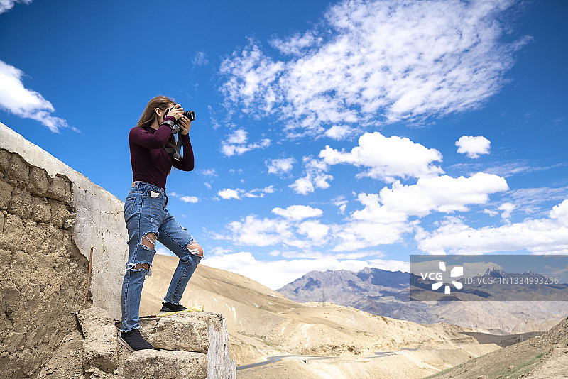女人在户外拍照图片素材