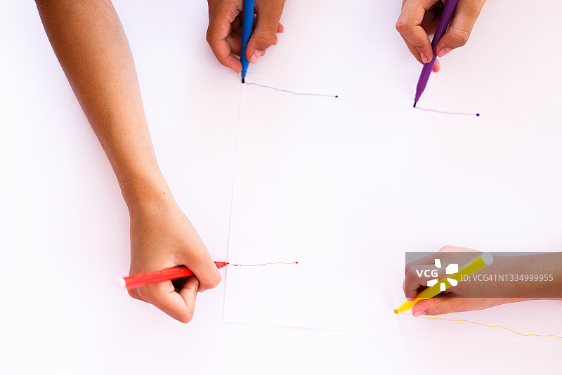 用彩色笔绘画的儿童特写图片素材