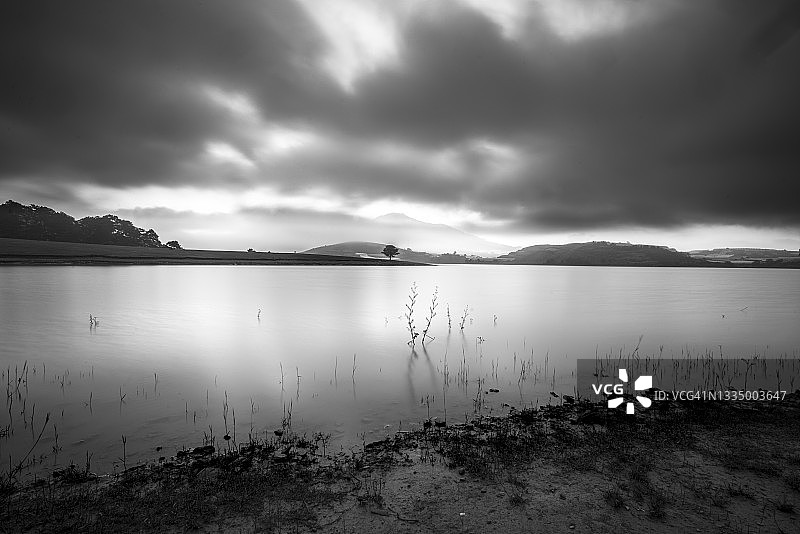 暴风雨中的湖畔图片素材