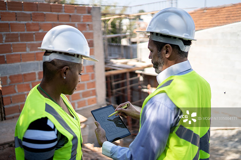 工程师和承包商在建筑工地进行非正式会议图片素材