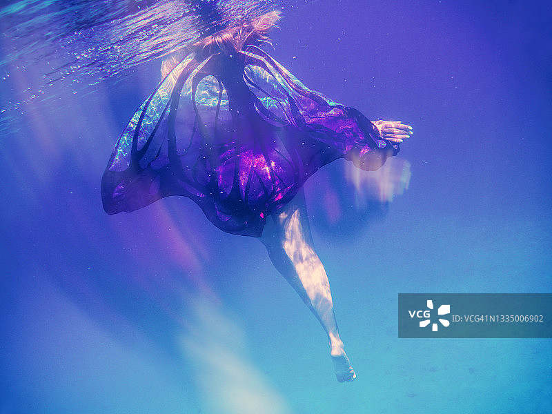 水下女人与蝴蝶图片素材