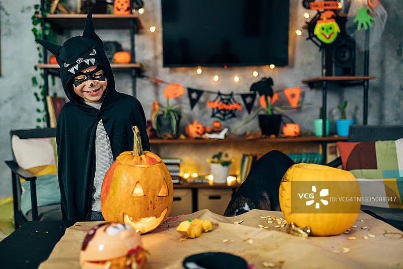 穿蝙蝠服装的孩子与万圣节装饰图片素材