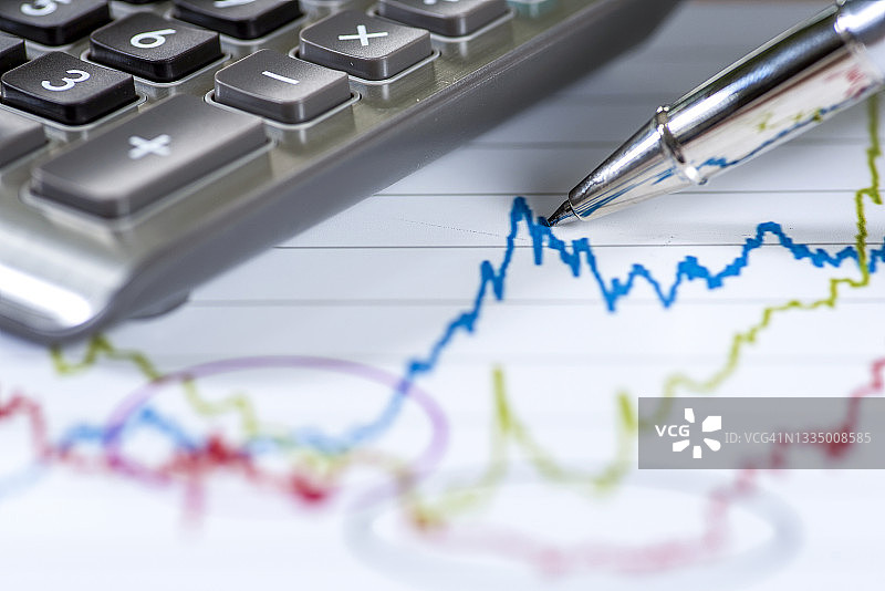 银行的储蓄账户账簿，搭配钢笔和计算器，用于商业金融图片素材