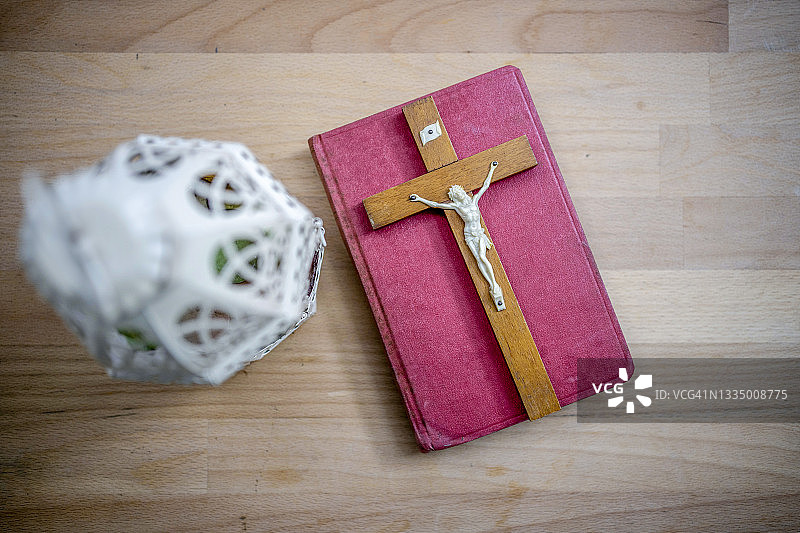 书桌上的《圣经》与十字架图片素材