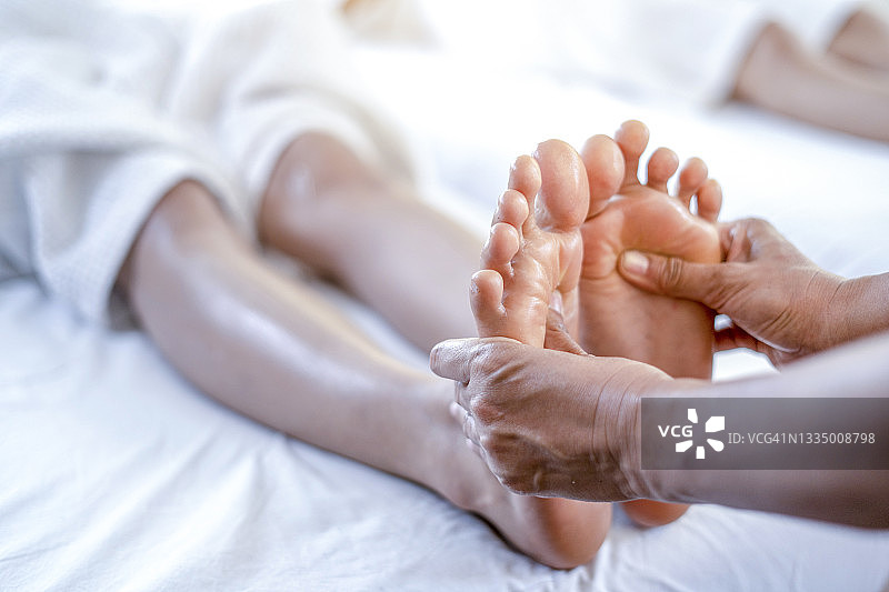 水疗沙龙中的足部按摩特写图片素材