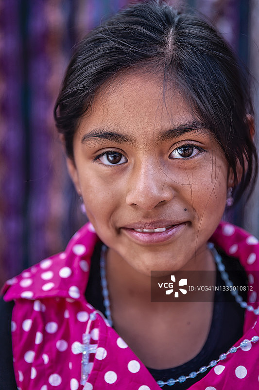 秘鲁圣谷皮萨克的美丽女孩肖像图片素材