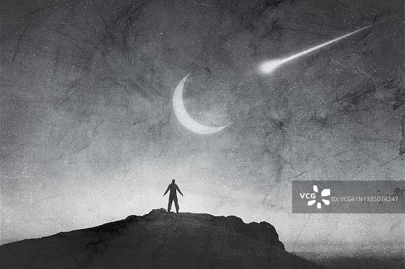 天空中神秘的发光新月和流星，一个背对着镜头站在山顶上的人图片素材