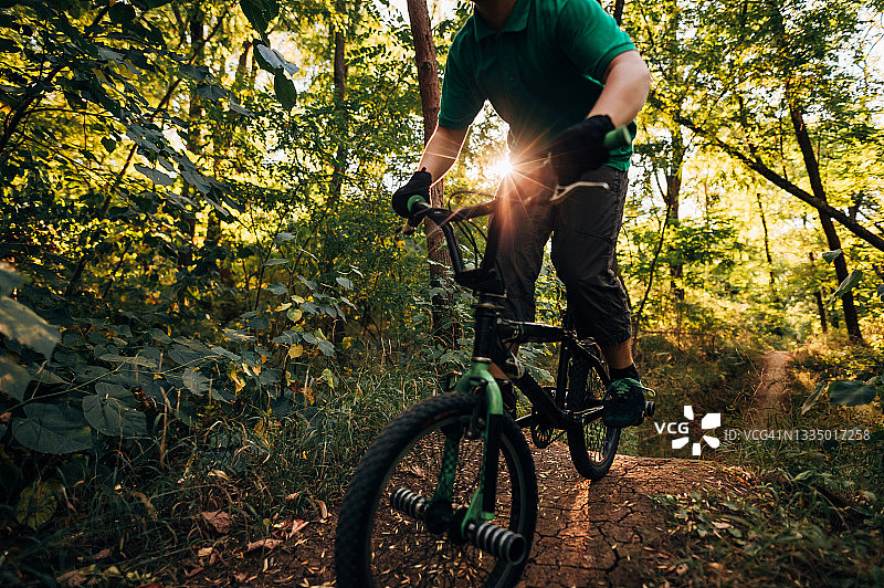 积极的青少年男孩在森林自行车道上冒险图片素材