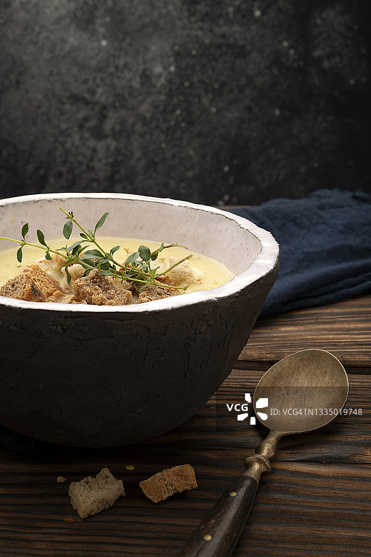 碗里的奶油汤图片素材