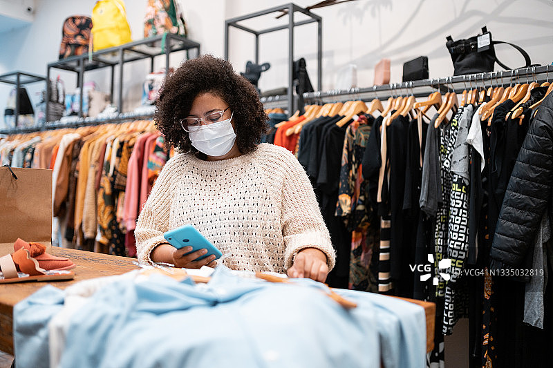 顾客拍摄服装照片图片素材