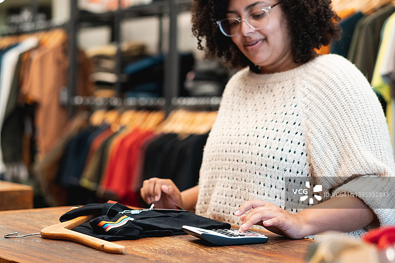 售货员整理服装店图片素材