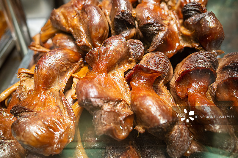 食品摊位上出售的卤鹅胗图片素材
