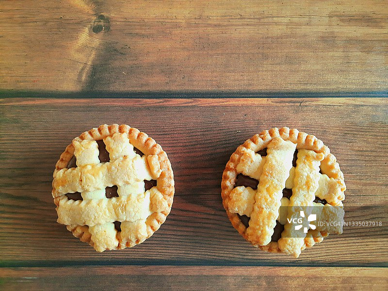 木制背景上的两个小克罗stata馅饼图片素材