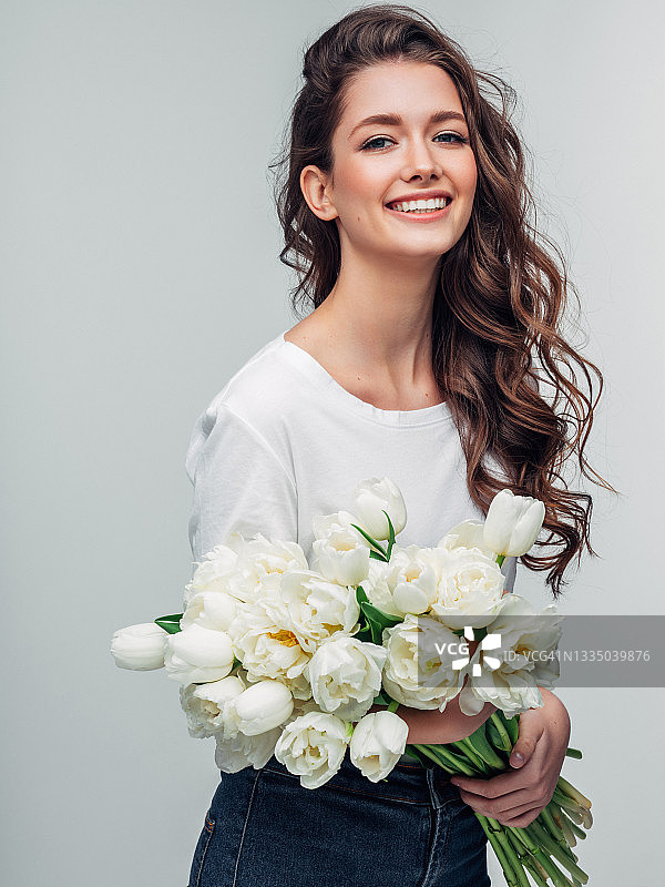 手持郁金香的美丽女孩图片素材