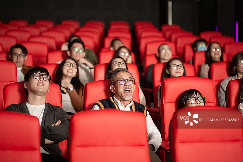 一群观众戴着3D眼镜在电影院观看3D电影图片素材